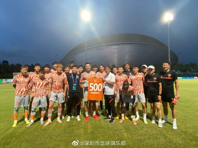 目前阿劳霍与巴萨的合同到2026年到期，违约金10亿欧元。